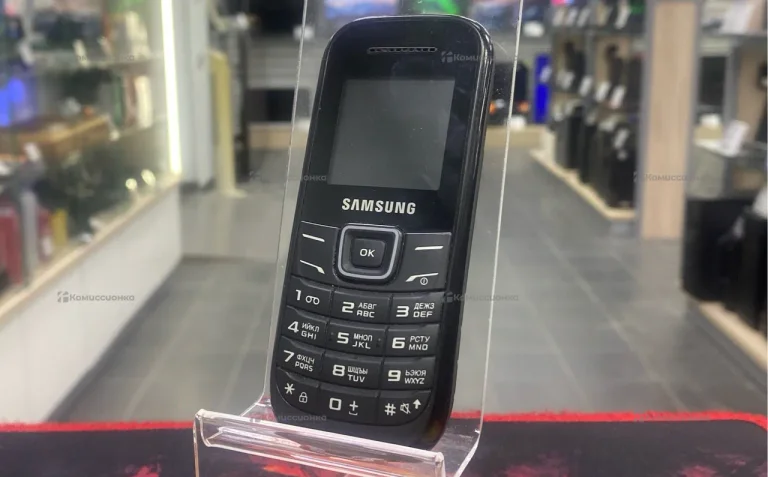 Телефон Samsung GT-E1200R