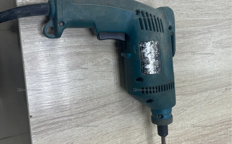 Шуруповерт makita 6821
