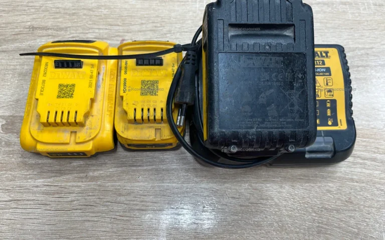 Зарядное устройство DeWalt+три аккумулятора  (Dcb1