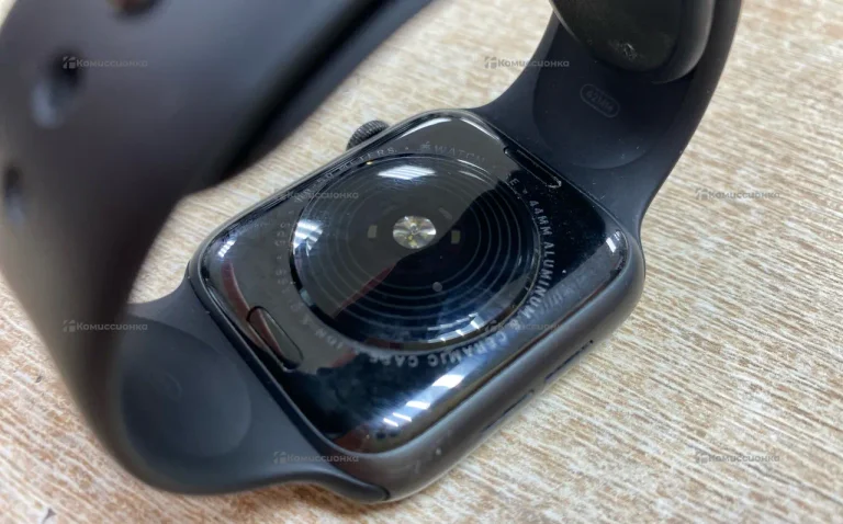 Часы  Apple Watch SE 44mm (1 Gen)