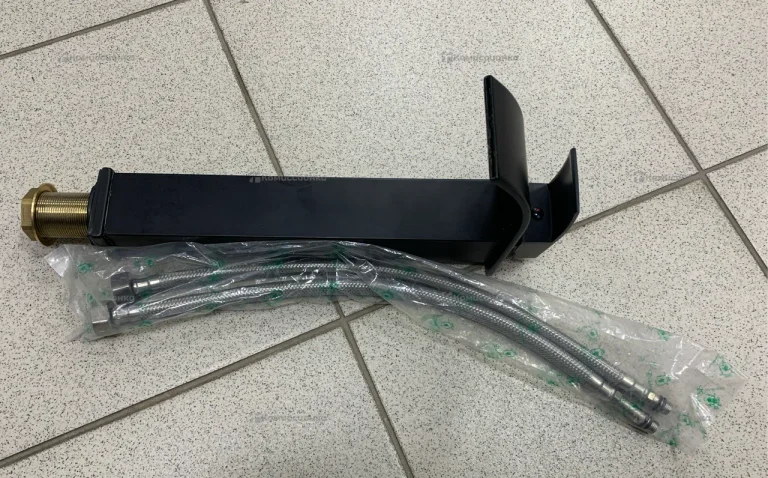 Смеситель для ванной черный