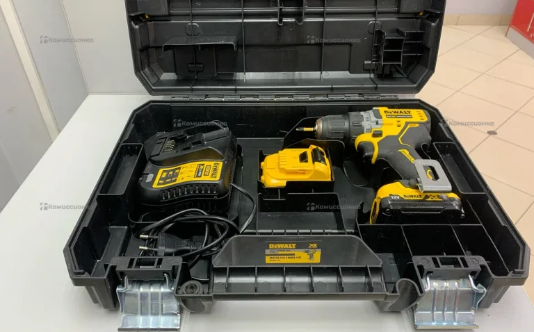 Аккумуляторная дрель-шуруповерт DeWALT DCD701