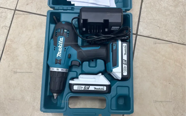 Шуруповерт Makita DF488D.