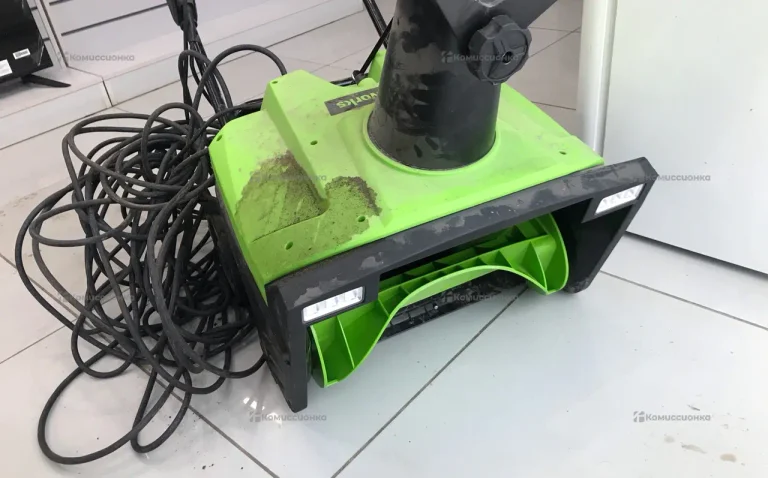 Снегоуборщик - Greenworks SN2300