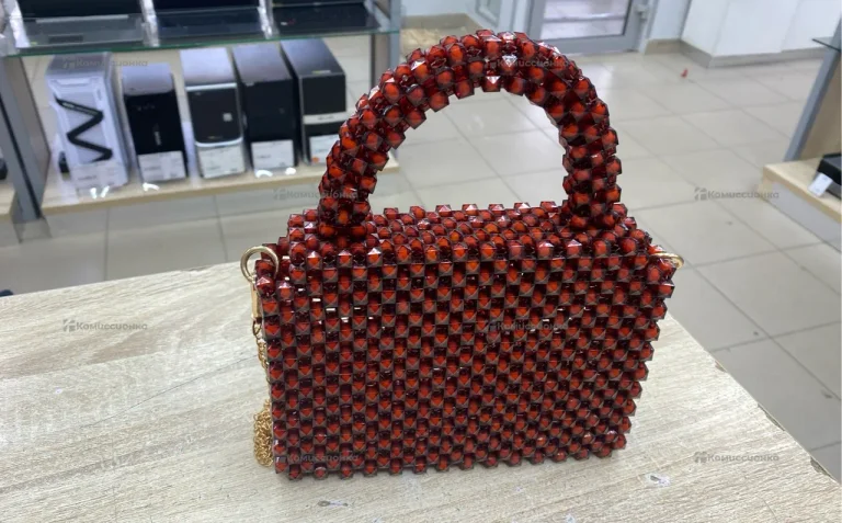 Сумка женская из бусин красная