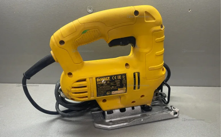 Электролобзик Dewalt DWE249-ks