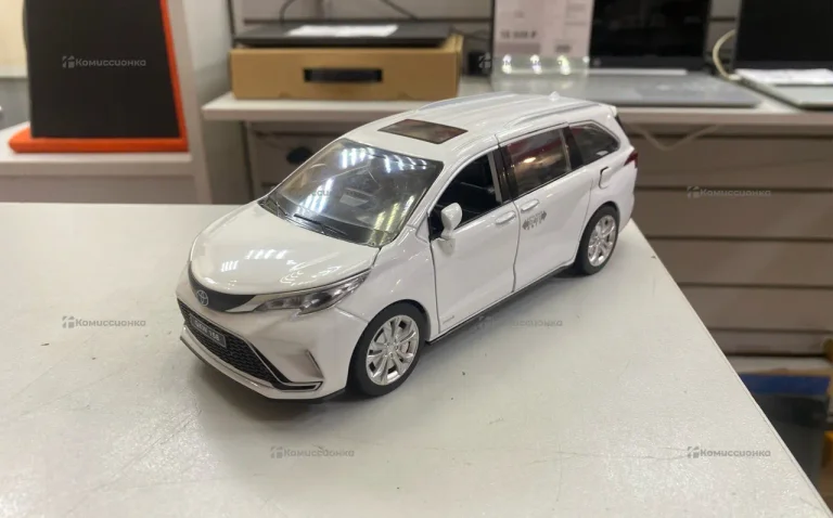 Машинка Toyota Sienna