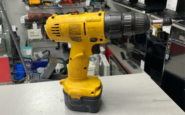 Аккумуляторная дрель шуруповерт Dewalt DE9074