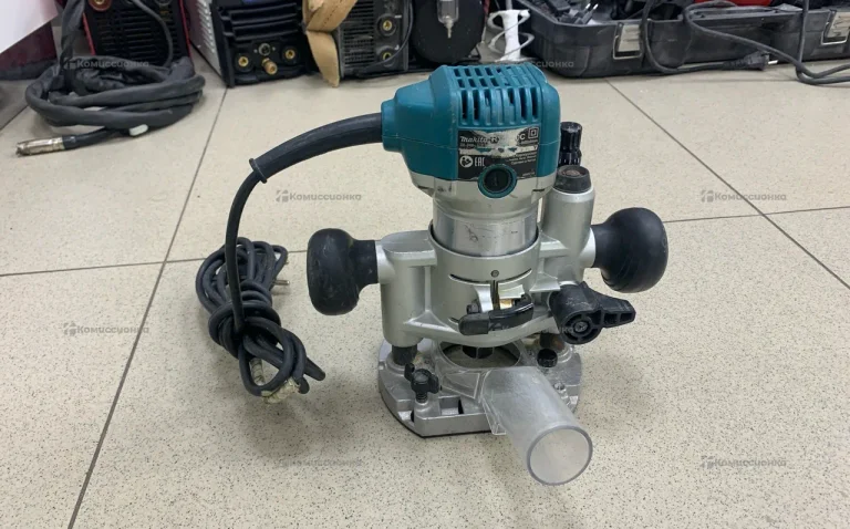 Фрезер makita RT0700C