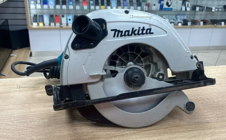 Дисковая пила Makita 5704R