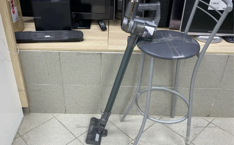 Пылесос Redmond RV-UR374