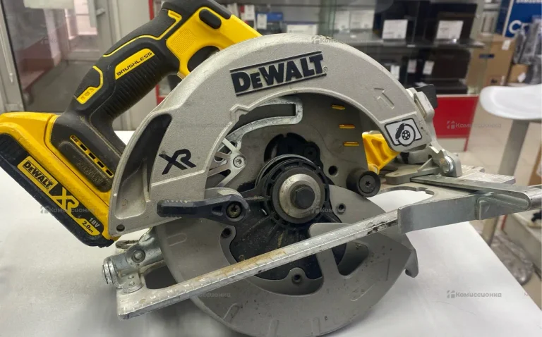 Дисковая пила DeWALT DCS570NT