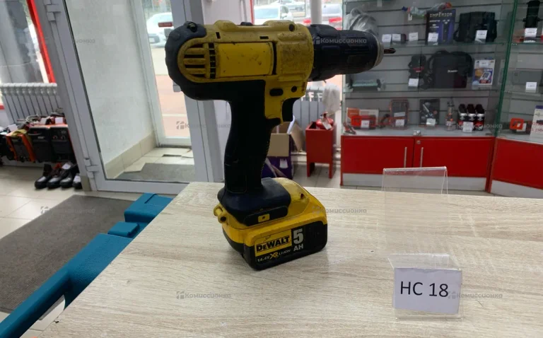 Аккумуляторная дрель-шуруповерт DeWALT DCD734
