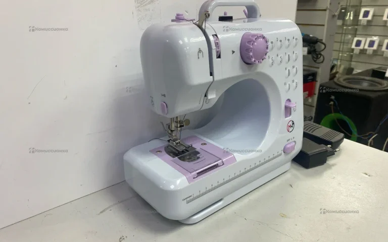 Швейная машина  белая