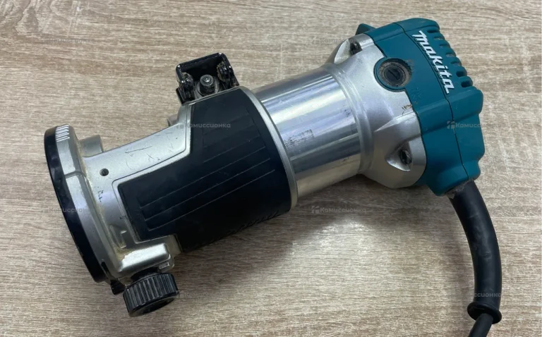 Фрезер Makita RT0700C