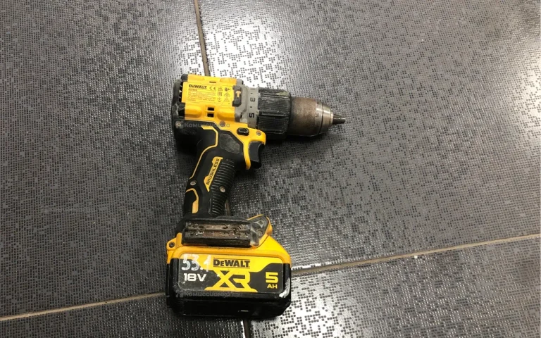 Дрель-шуроповерт Dewalt DCD805