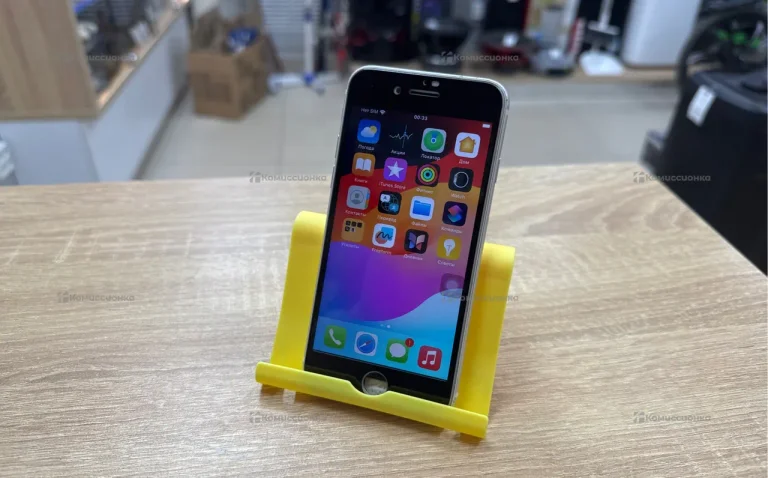 Apple iPhone SE (2020) 3/64 ГБ