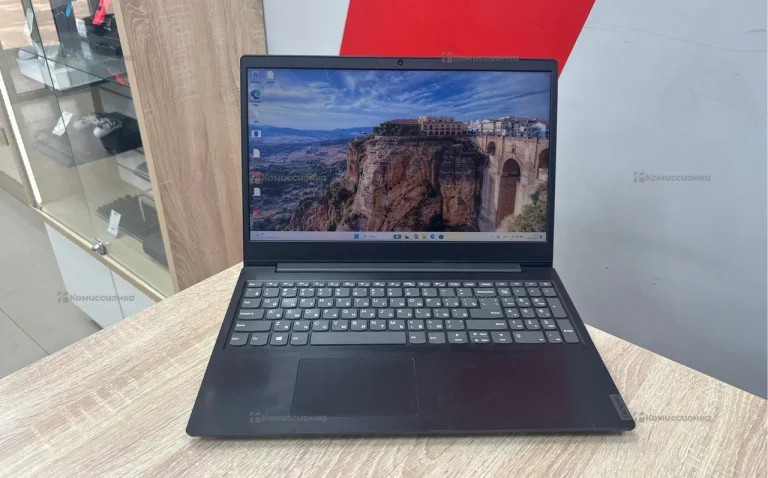 Ноутбук  Lenovo 81ut