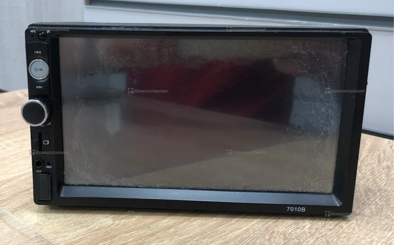 Автомагнитола 7010B