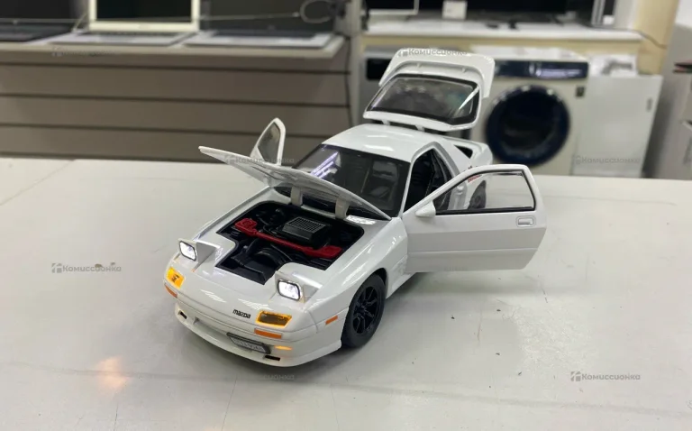 Машинка металлическая инерционная Mazda RX-7/Mazda Savanna 1985 RX-7/Мазда с откидными фарами белая длина 21см масштаб 1:24
