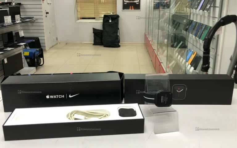 Часы  Apple Watch Series 5 Nike