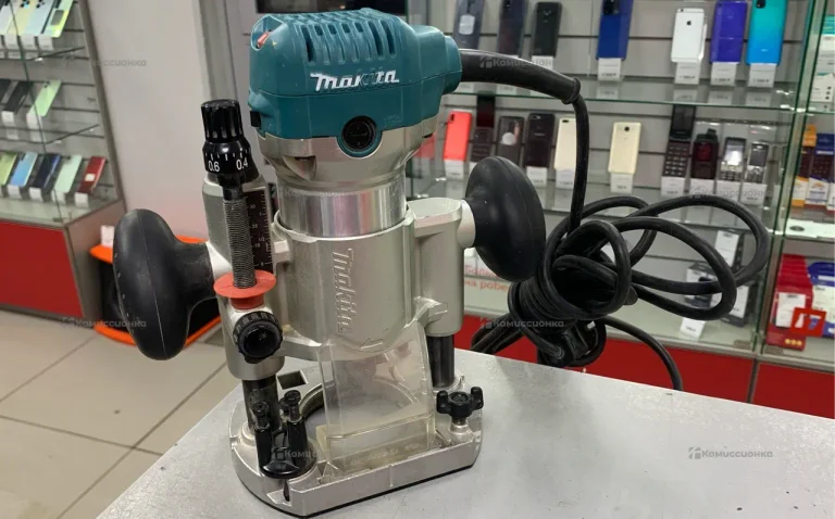 Фрезер makita RT0700C