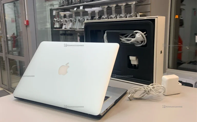 Ноутбук  MakBook air 13 inch 8/128gb