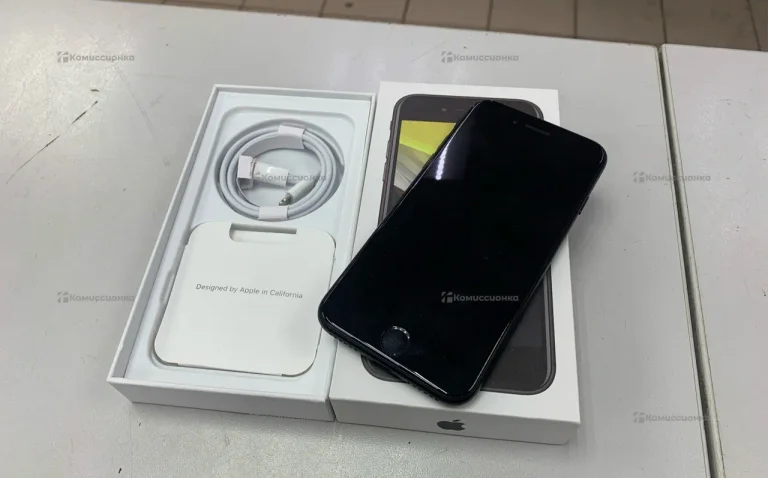 Apple iPhone SE (2020) 3/128 ГБ