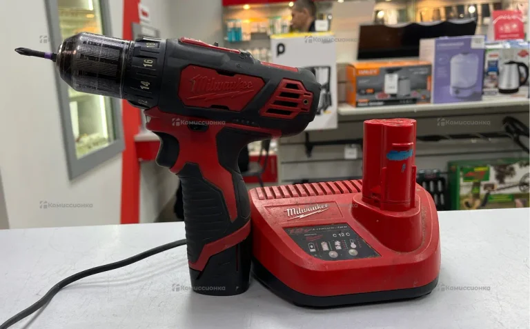 Дрель-шуруповерт Milwaukee M12 BDD-0