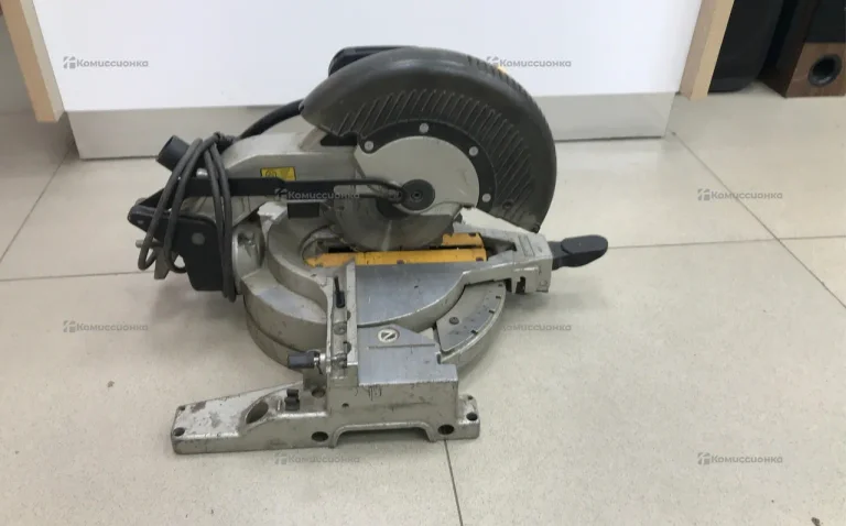 торцовочный пила Dewalt
