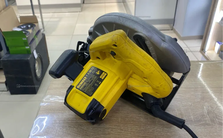 Дисковая пила DeWALT DWE 560