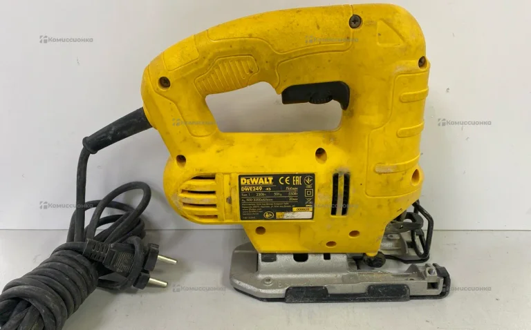 Электролобзик DeWALT DWE 249