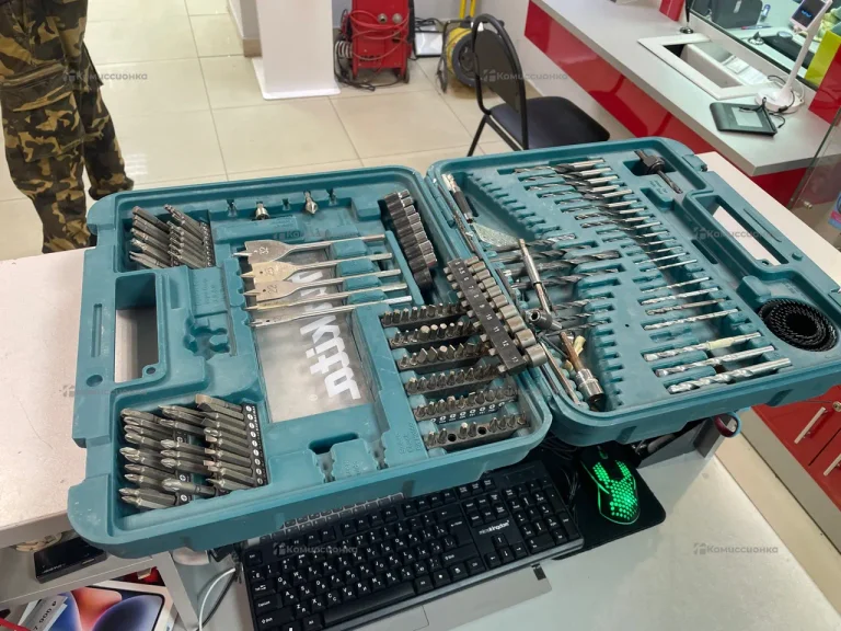 набор сверл и бит Makita