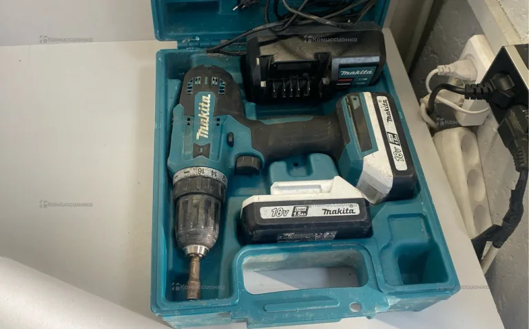 Аккумуляторная дрель-шуруповерт Makita DF488DWE