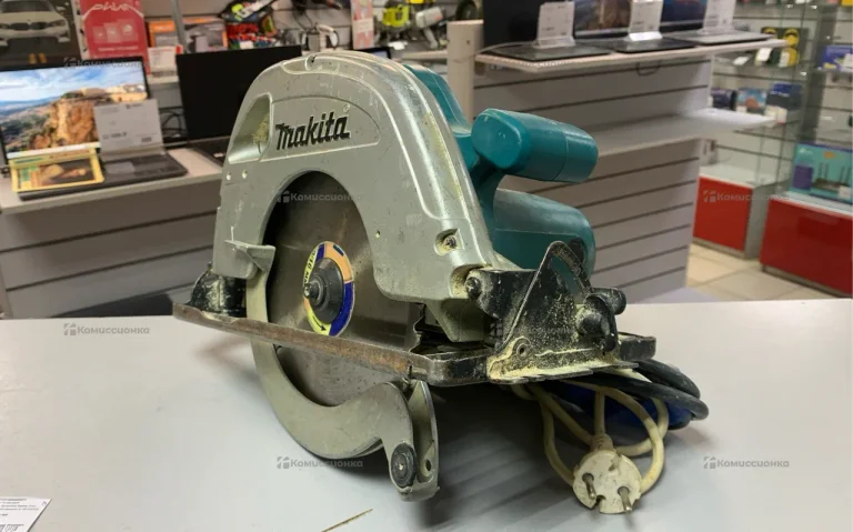 Дисковая пила Makita 5704R