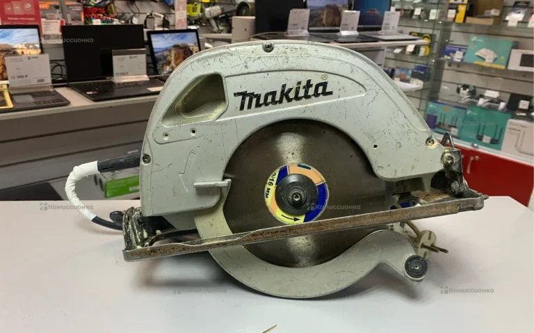 Дисковая пила Makita 5704R
