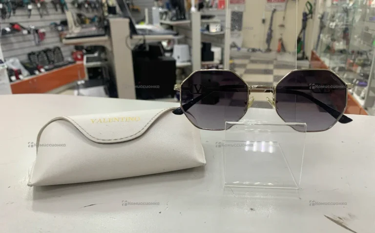 Солнцезащитные очки Valentino