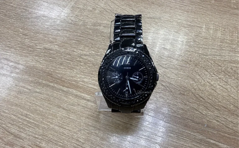 Часы  Guess модные