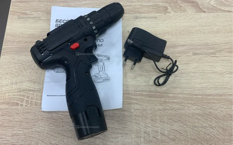 Шуруповерт 12в черный