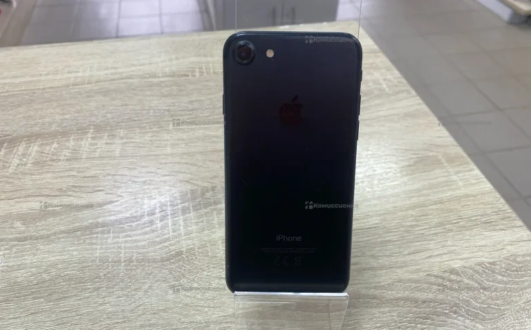 Телефон Apple iPhone 7 32 ГБ.