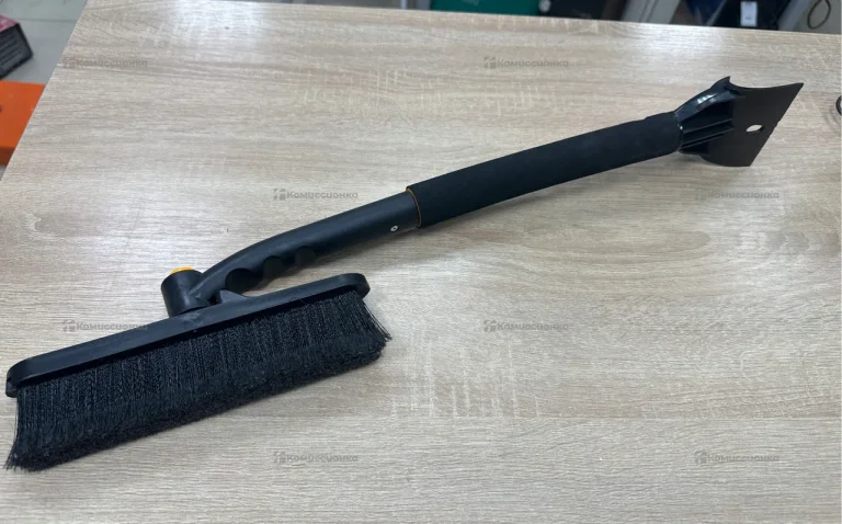 Поворотная щетка-скребок для снега