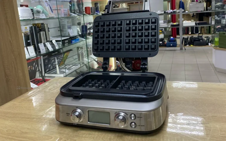 Вафельница Bork G700