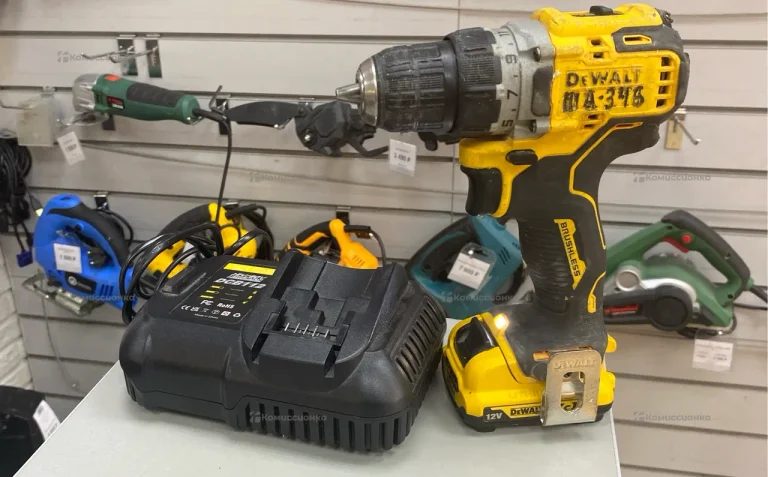 Аккумуляторная дрель-шуруповерт DeWALT DCD701
