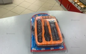 Отвертка с набором бит