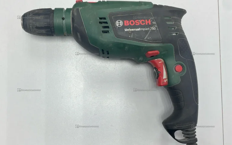дрель-шуруповерт Bosch universal Impact 700