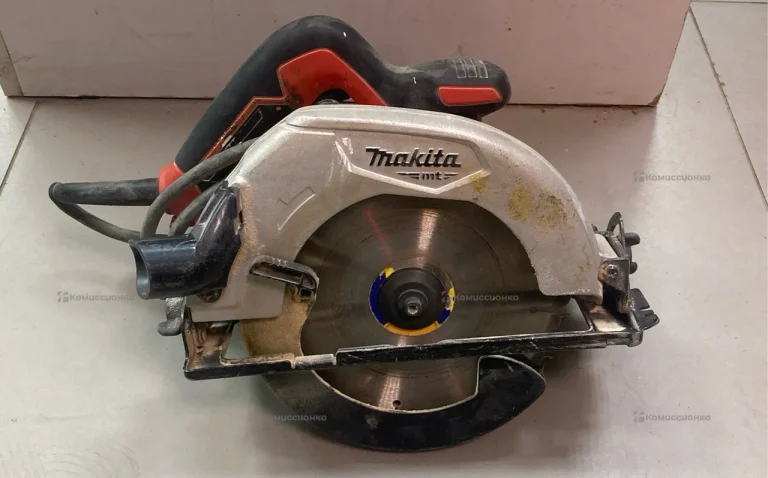 Дисковая пила makita M5802