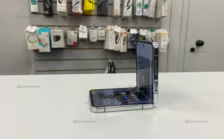 Samsung Galaxy Z Flip 5 8/128 ГБ