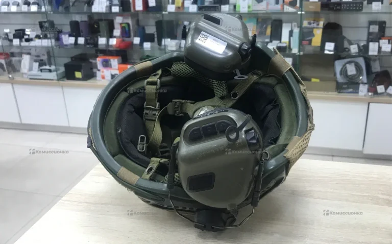 Тактический шлем с наушниками