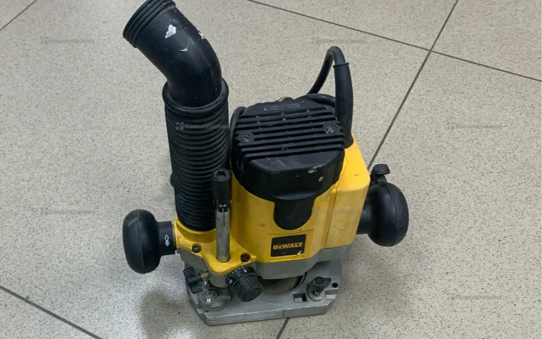 Фрезер DeWALT DW621-QS