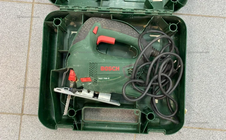 Электролобзик Bosch PST 700 E